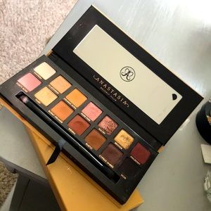 Anastasia soft glam